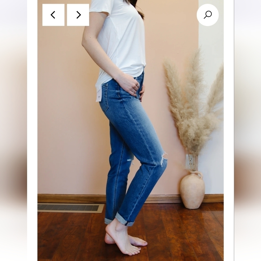 Vervet NWTs Blue Distressed Mom Jeans - Picture 3 of 8